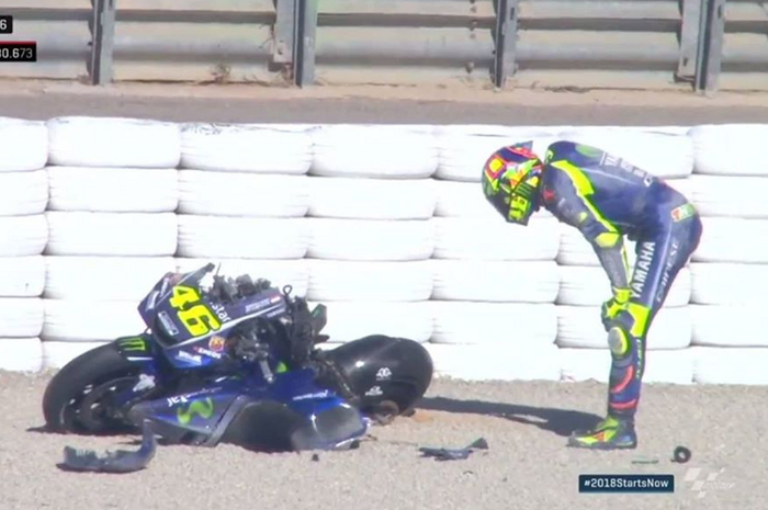 Valentino Rossi melihat kondisi motornya yang hancur