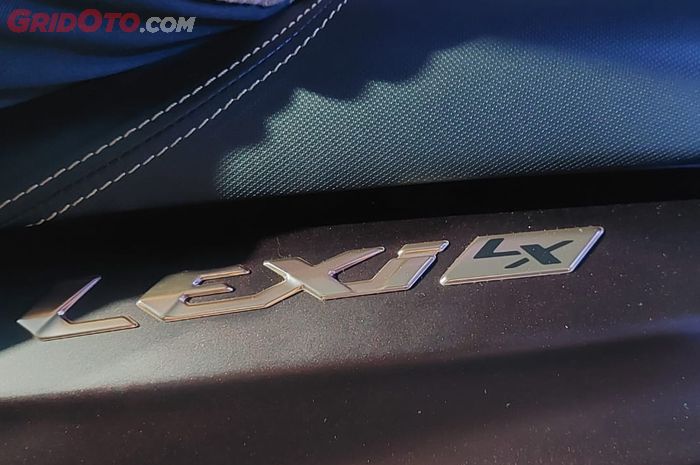 Emblem Lexi LX 155 yang tersemat di bodi.