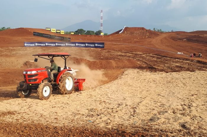 Proses ditebarnya gabah ke permukaan sirkuit MXGP Semarang