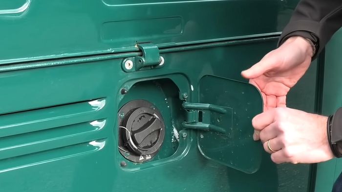 Lubang tangki bensin disulap jadi port pengisian daya ulangnya