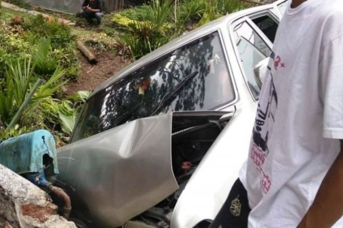 Mobil Kijang terlibat tabrakan dengan motor Mio di Baturraden hingga terjun ke parit