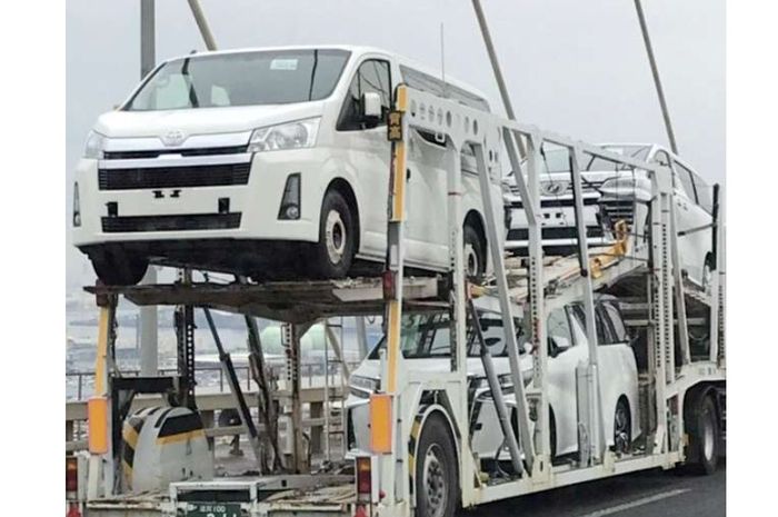 Toyota Hiace baru tengah diangkut oleh truk