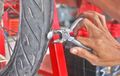 Cabut Paku di Ban Tubeless, Ada Cara Amannya