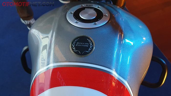 Ada emblem Special Edition di tangki TVS Ronin Nimbus