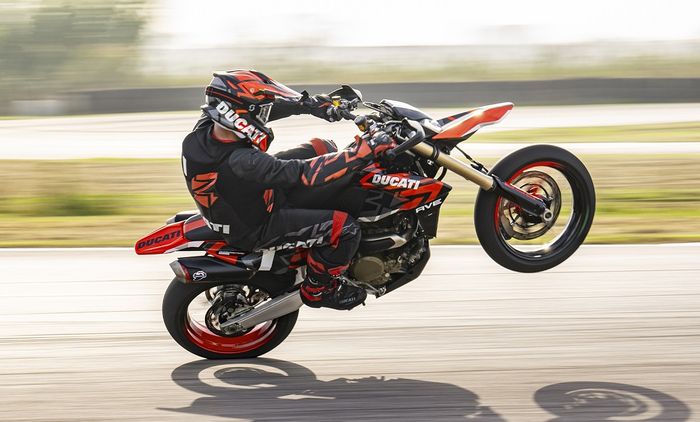 Selain varian Standard, ada pula Ducati Hypermotard 698 Mono RVE Version