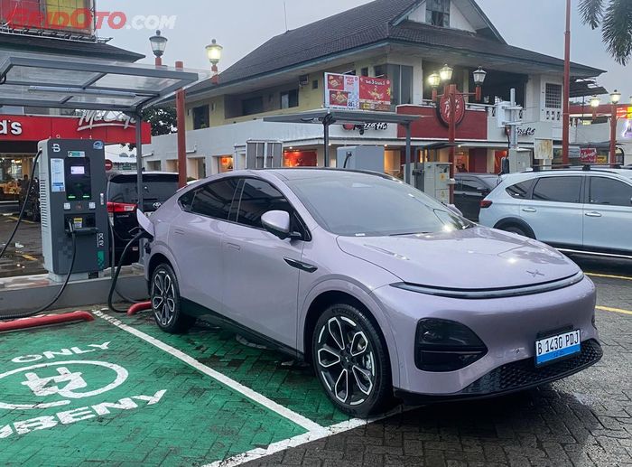 XPENG G6 Pro sedang mengisi daya.