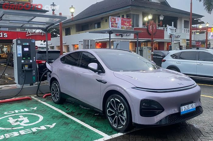 XPENG G6 Pro sedang mengisi daya.