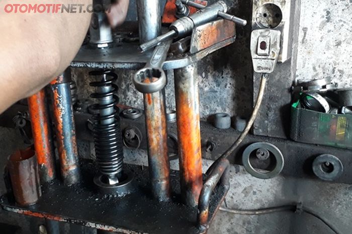  Cara  Memperbaiki Shock Belakang Supra  X  125 Bagi Hal Baik