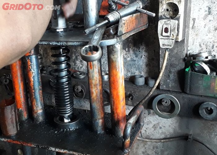Tips Atasi Shocbreaker Belakang Bocor Bisa Diservis Lho Ini Rincian Biayanya Gridoto Com