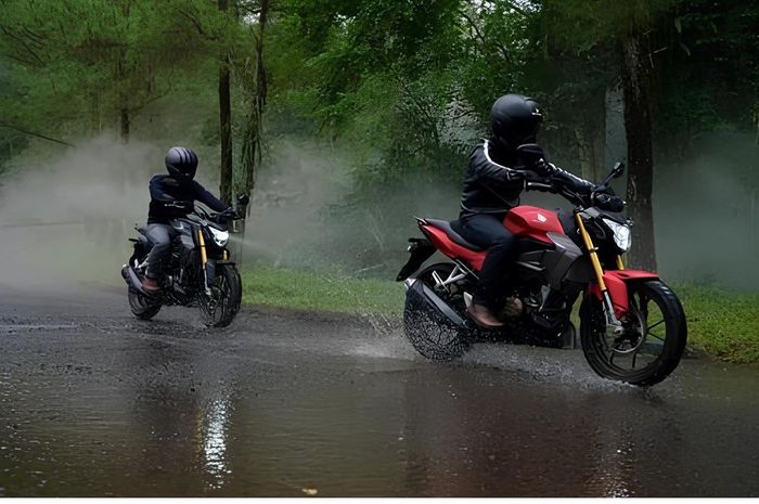 Cara yang benar ngerem pakai motor bekas saat kondisi hujan deras (foto ilustrasi)