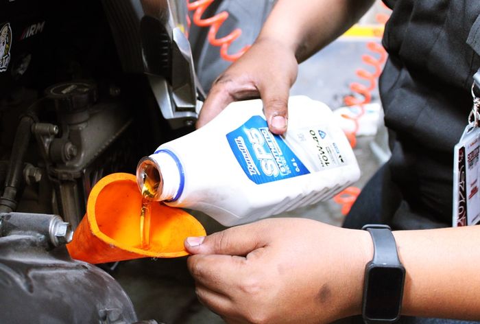 Penggantian oli mesin pada motor matic, menggunakan oli PanaOil SP5 Synthetic Protection.