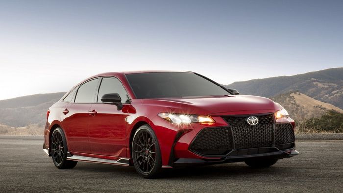 Pelek, cakram dan kaliper di Toyota Avalon TRD juga beda dari tipe standarnya