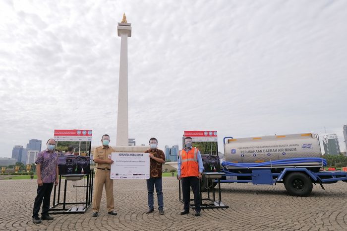 Simbolis serah terima fasilitas cuci tangan di Monas