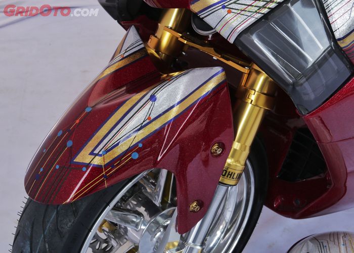 suspensi lansiran Ohlins yang keren pada kaki depan Yamaha NMAX