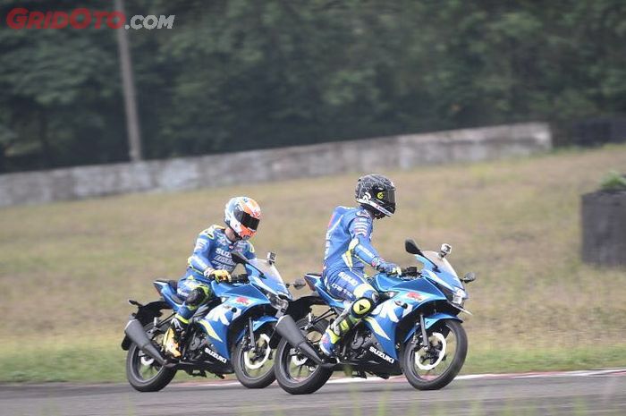 Dua Pembalap MotoGP dari tim Suzuki, Alex Rins (belakang) dan Andrea Iannone (belakang) riding di sirkut Sentul