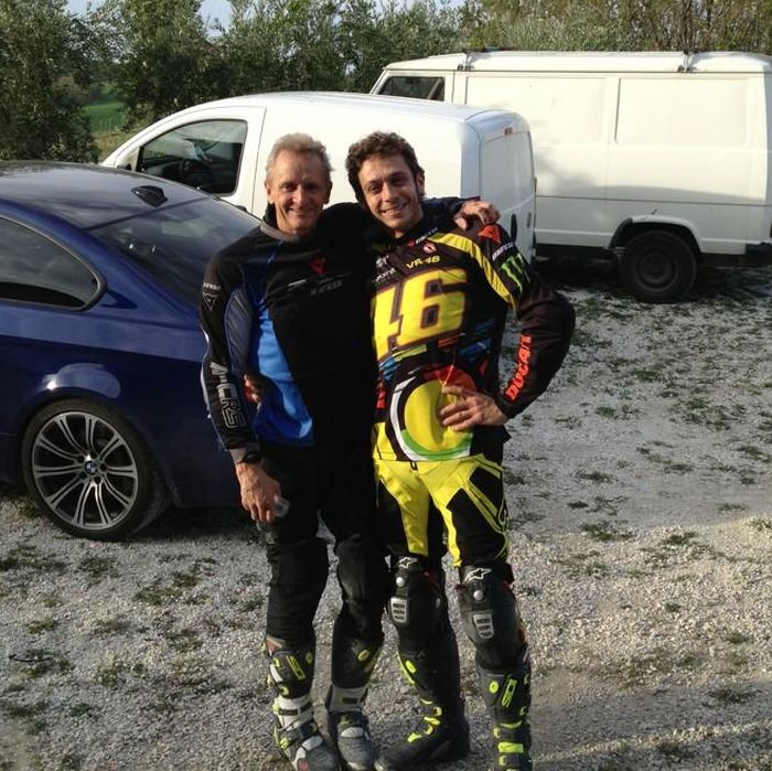 Kevin Schwantz dan Valentino Rossi bahkan pernah latihan bareng. Perhatikan postur tubuh mereka, sama tinggi yah