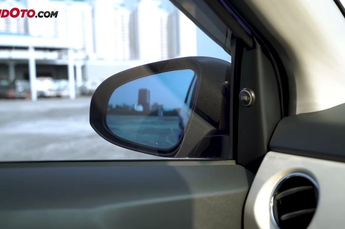 Fitur blind spot monitoring tersemat di pilar A Daihatsu Sigra