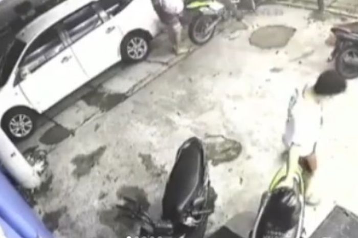 Tindak pencurian helm di tempat laundry di Yogyakarta tertangkap kamera