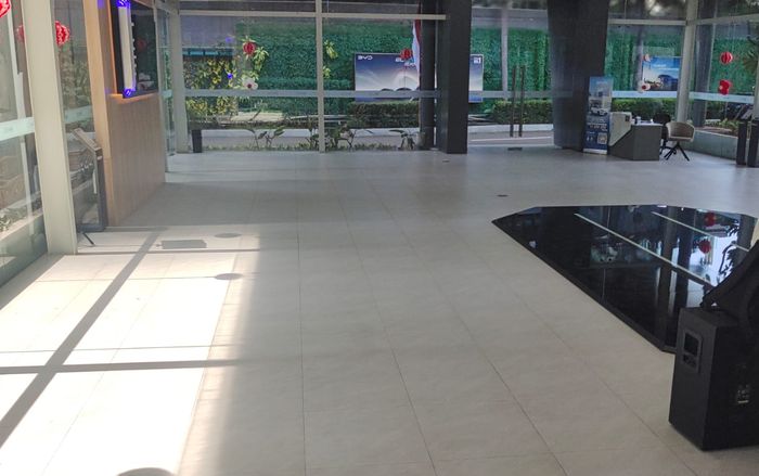 Dealer BYD Sudirman mengosongkan unit display saat terjadi demo besar di Jakarta.