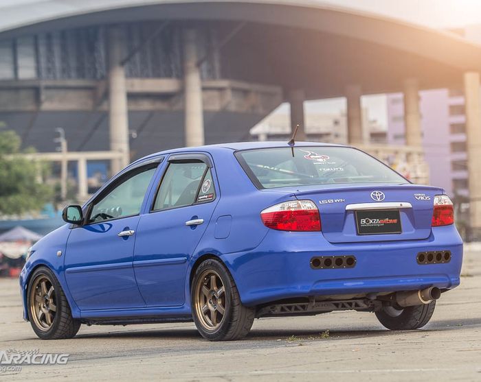 Tampilan belakang modifikasi Toyota Vios lawas bergaya racing