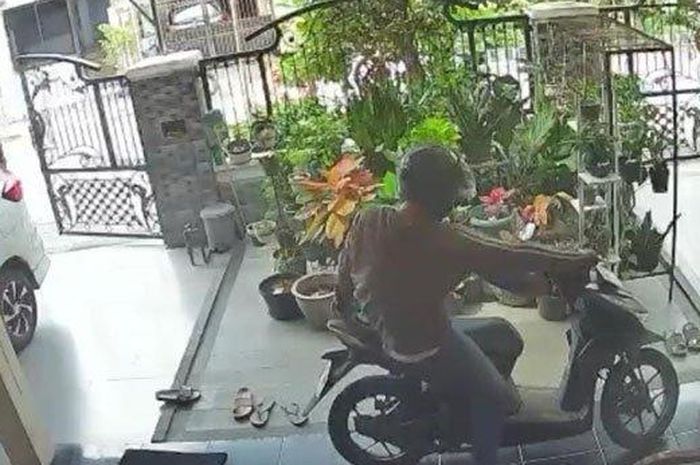 Aksi pelaku pencurian Honda BeAT di teras rumah warga Jl Bratang Gede, Ngagel Rejo, Surabaya, Jawa Timur