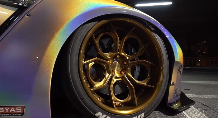 Nissan GT-R R35 ditopang pelek model Y-Spoke ukuran 20 inci warna emas