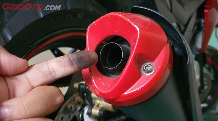 kerak karbon yang menumpuk pada bagian dalam dapat merusak knalpot.