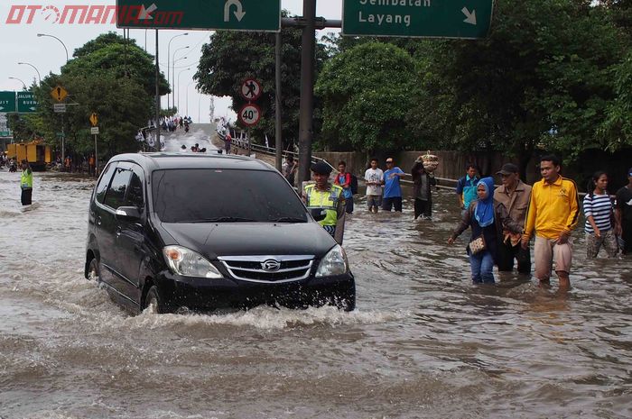 Daihatsu Xenia menerjang banjir.