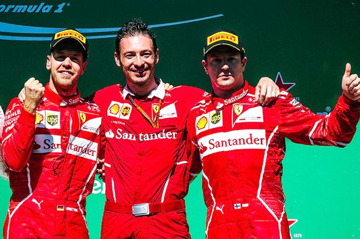 Kimi Raikkonen (kanan) tidak gentar mendapat tekanan dari juara dunia 2017 Lewis Hamilton pada balapan di GP F1 Brasil