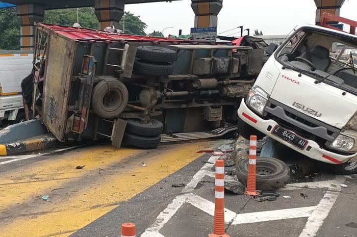 Kecelakaan beruntun yang terjadi di gerbang Tol Halim Perdanakusuma, disebabkan pengemudi Isuzu Traga BG 8420 VB berwarna merah yang berkendara secara ugal-ugalan dengan pengemudi an. M Isnem (18th)