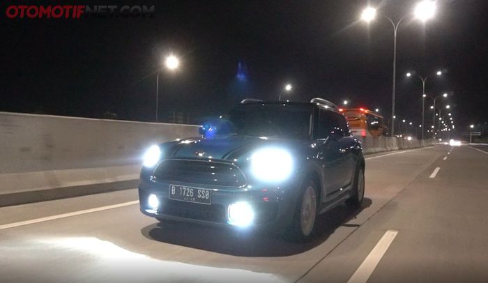 Pastikan daya sorot lampu mobil terang namun tidak menyilaukan pengendara lain 