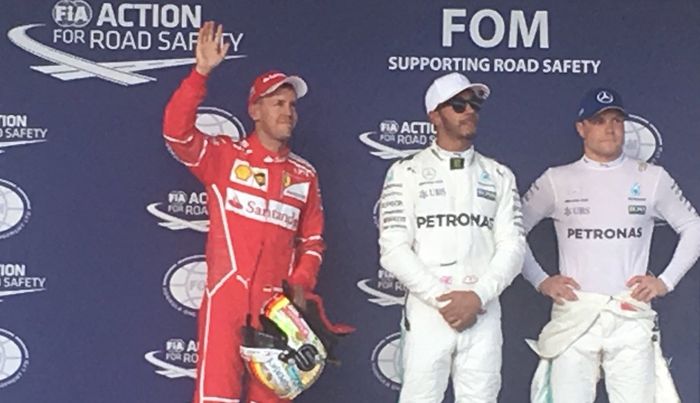 Lewis Hamilton (tengah) mengalahkan kecepatan Sebastian Vettel (Ferrari) dan rekan setimnya Valtteri Bottas pada kualifikasi F1 Ameirka 2017
