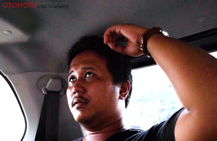 Duduk di baris ketiga Avanza tak menyisakan ruang untuk kepala
