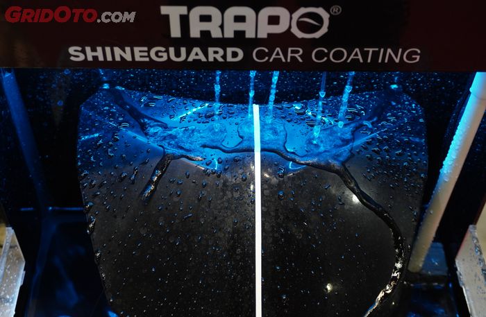 Perbandingan Antara Penggunaan Trapo Shineguard Car Coating (Kanan) dengan yang Tidak Pakai (Kiri)