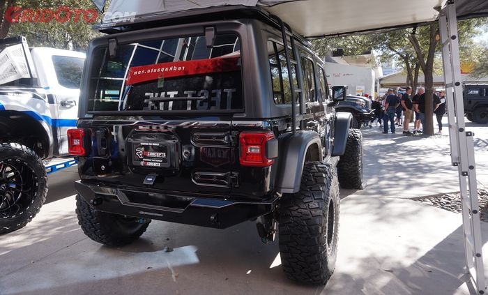 Tampilan belakang Jeep Wrangler pakai tenda