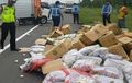 Makanan Beku Tumpah Ruah di Jalan Tol Surabaya-Porong, Kelayakan Truk Dipertanyakan