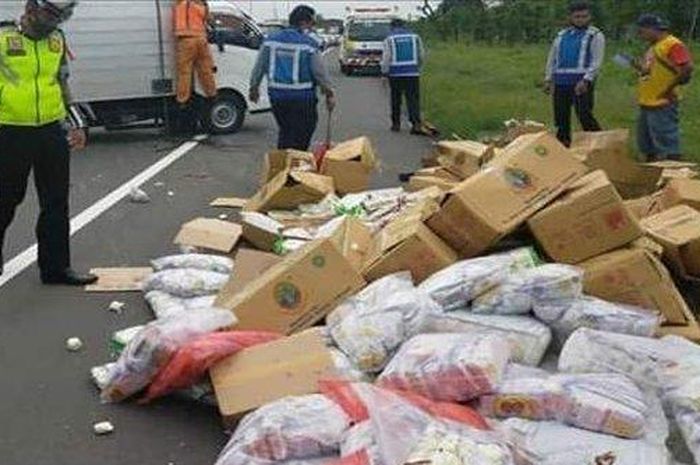 Proses evakuasi sebuah truk box bermuatan makanan beku terguling di Tol Surabaya-Porong, KM 751.800/A, Selasa (2/6/2020)  