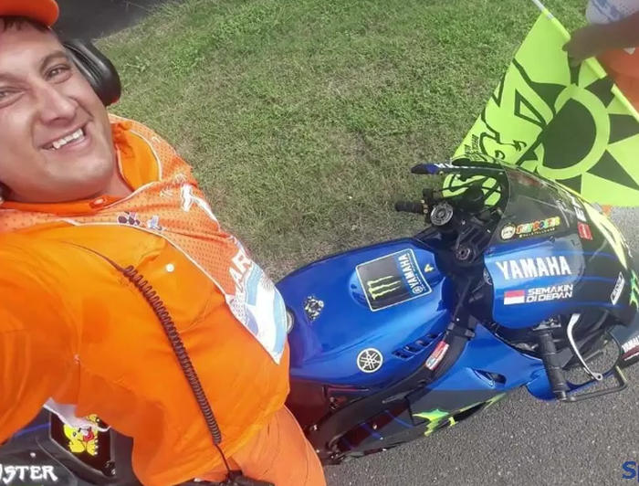 Franco Daniel Alejandro, marshal MotoGP Argentina yang sempat selfie bersama motor Yamaha M1 milik Valentino Rossi