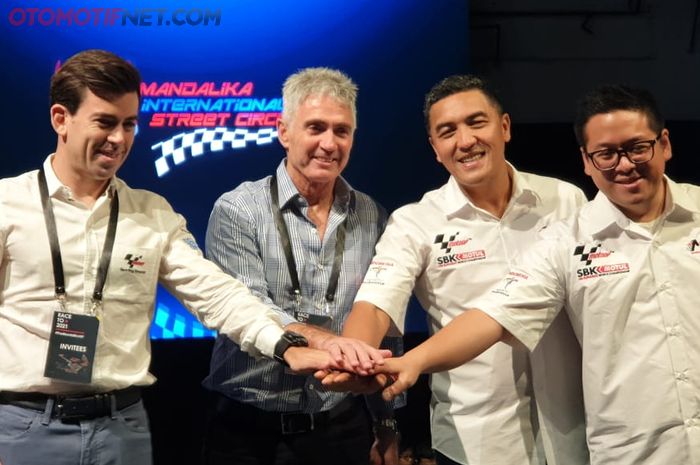 Bentuk simbolis penunjukkan Mandalika Grand Prix Association (MGPA) sebagai promotor ajang MotoGP Indonesia di sirkuit Mandalika pada 2021 mendatang