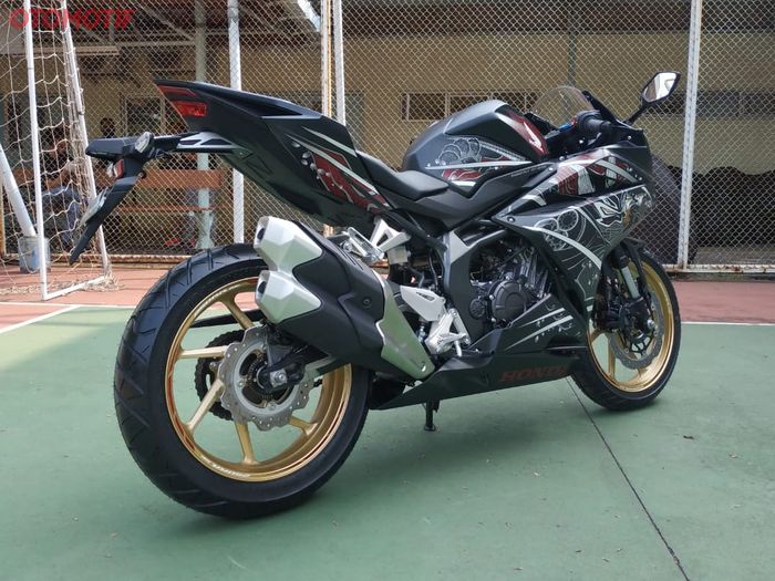 Honda CBR250RR SE sisi kanan belakang