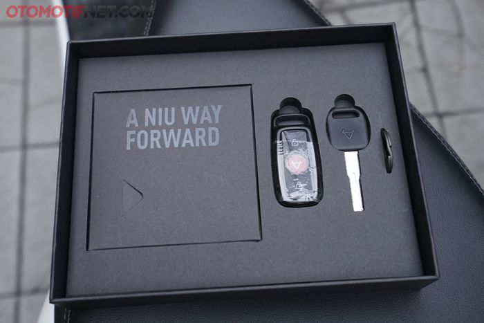 Kemasan kunci dan remot Niu mewah banget ya?