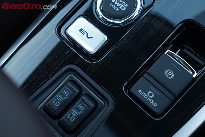 Cukup tekan tombol EV di Outlander PHEV untuk masuk mode full elektris