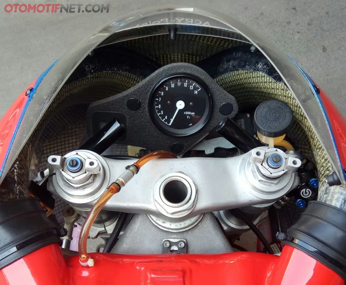 Hanya ada penunjuk RPM saja, enggak perlu yang lain. Slangnya, ada tulisan HRC juga