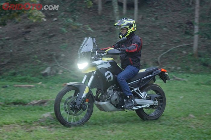 Aprilia Tuareg 660 punya postur menjulang jadi tantangan sendiri bagi rider Indonesia