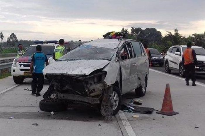 Toyota Kijang Innova hancur seruduk Toyota Calya di Tol Tanjung Morawa, Medan