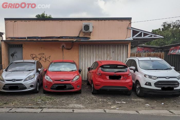 Ilustrasi deretan mobil Ford di bengkel Eyna Motor