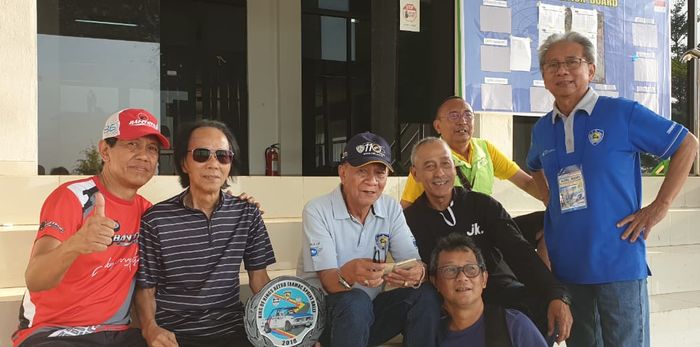 Sidarto SA (berkacamata hitam) sempat datang ke event sprint reli. Berkumpul bersama tokoh motorsport lainnya