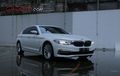 Tinggi 190-an cm Duduk di BMW 530i Luxury Line, Gimana Ya Rasanya?
