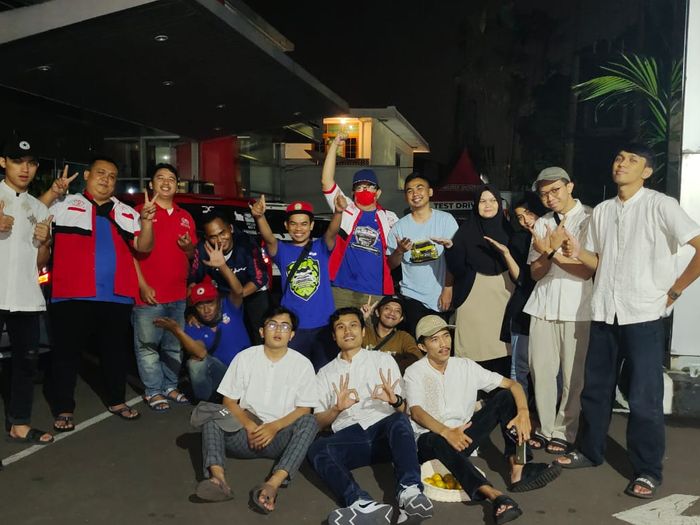 Komunitas Toyota Calya Indonesia (KTCI) chapter Bogor-Depok (Bordek) berkesempatan membagikan santap sahur di sekitar jalanan kota Bogor.