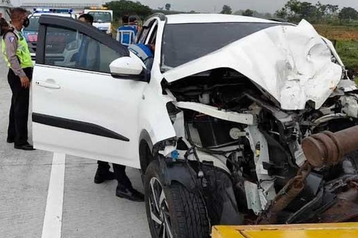 Toyota All New Rush tabrak BMW 318i di ruas tol Nganjuk-Caruban, Jawa Timur satu penumpang meninggal